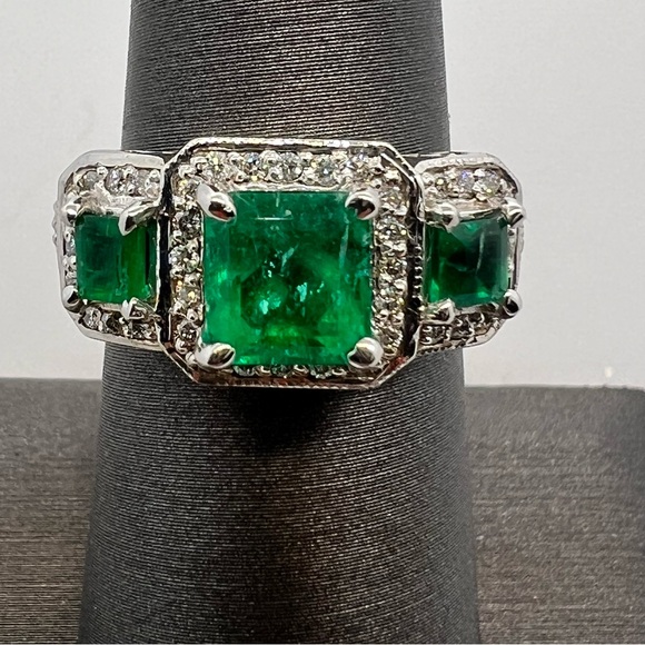 14k White Gold Diamond & Emerald Ring - Picture 3 of 9